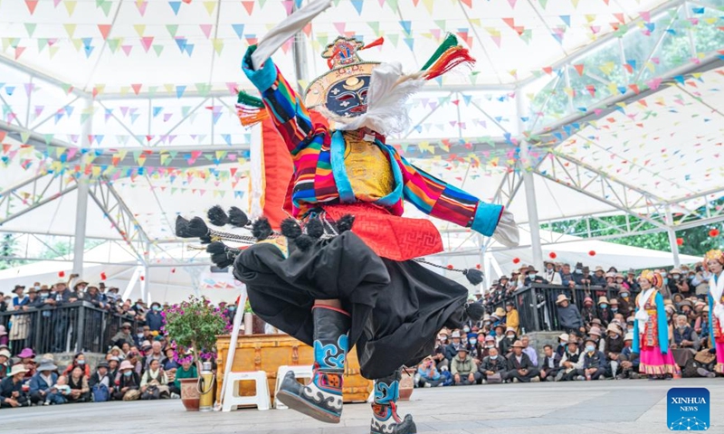 A folk artist stages a Tibetan opera performance near the Potala Palace in Lhasa, southwest China's Xizang Autonomous Region, June 11, 2024. A five-day Tibetan opera show kicked off here on June 9. (Photo: Xinhua)