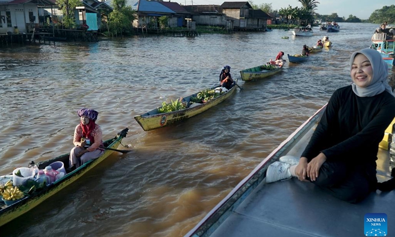 Vendors riding in klotok boats wait for costumers at a floating market of Lok Baintan village in Banjar regency, South Kalimantan, Indonesia, June 12, 2024.(Photo: Xinhua)