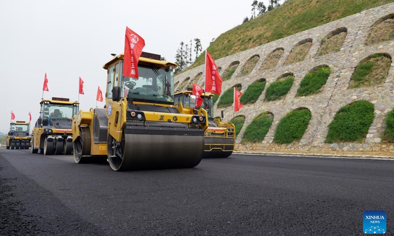 Automated road rollers operate at the construction site of an expressway in Xinxian County, central China's Henan Province, April 11, 2024. With the application of technologies such as 5G and BeiDou Navigation Satellite System, the intelligent level of traditional industries in China's central region has been upgraded in recent years. (Photo: Xinhua)