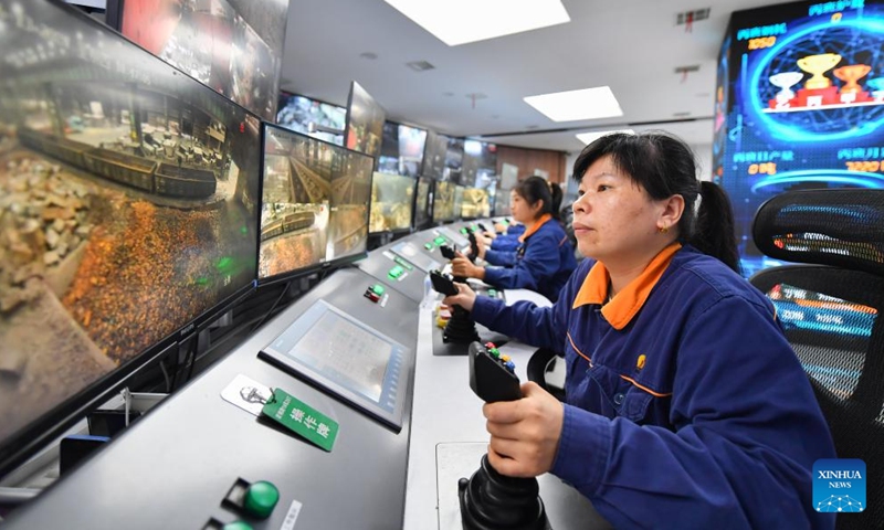 Workers control conveyors remotely at an intelligent center of an iron and steel factory in Xiangtan, central China's Hunan Province, June 13, 2024. With the application of technologies such as 5G and BeiDou Navigation Satellite System, the intelligent level of traditional industries in China's central region has been upgraded in recent years. (Photo: Xinhua)