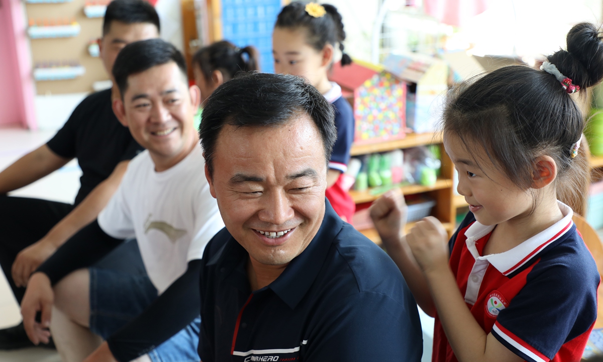 
Children give their fathers back massages at a kindergarten in Binzhou, East China's Shandong Province on Father's Day,  which falls on June 16, 2024. The kindergarten hosted a themed event during which children gave gifts to their fathers and participated in parent-child games, allowing them to express their gratitude to their fathers through action. Photo: VCG