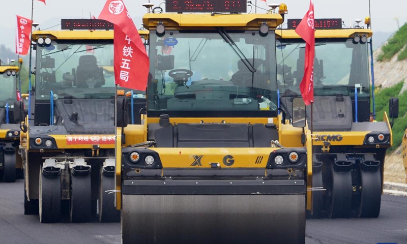 Automated road rollers operate at the construction site of an expressway in Xinxian County, central China's Henan Province, April 11, 2024. With the application of technologies such as 5G and BeiDou Navigation Satellite System, the intelligent level of traditional industries in China's central region has been upgraded in recent years. (Photo: Xinhua)