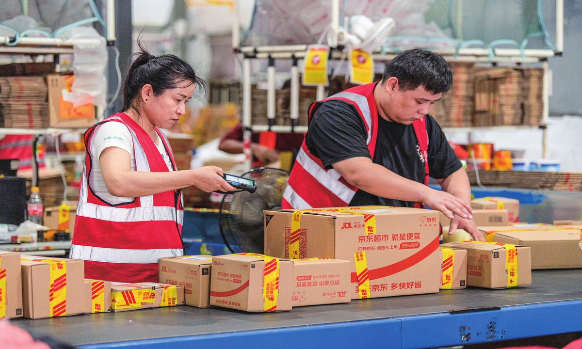 Workers sort packages for cross-border orders at a warehouse of Chinese e-commerce platform JD.com at a local comprehensive bonded area in Jinhua,<strong></strong> East China’s Zhejiang Province on June 17, 2024, Orders have surged during the “618” shopping festival. Photo: VCG 