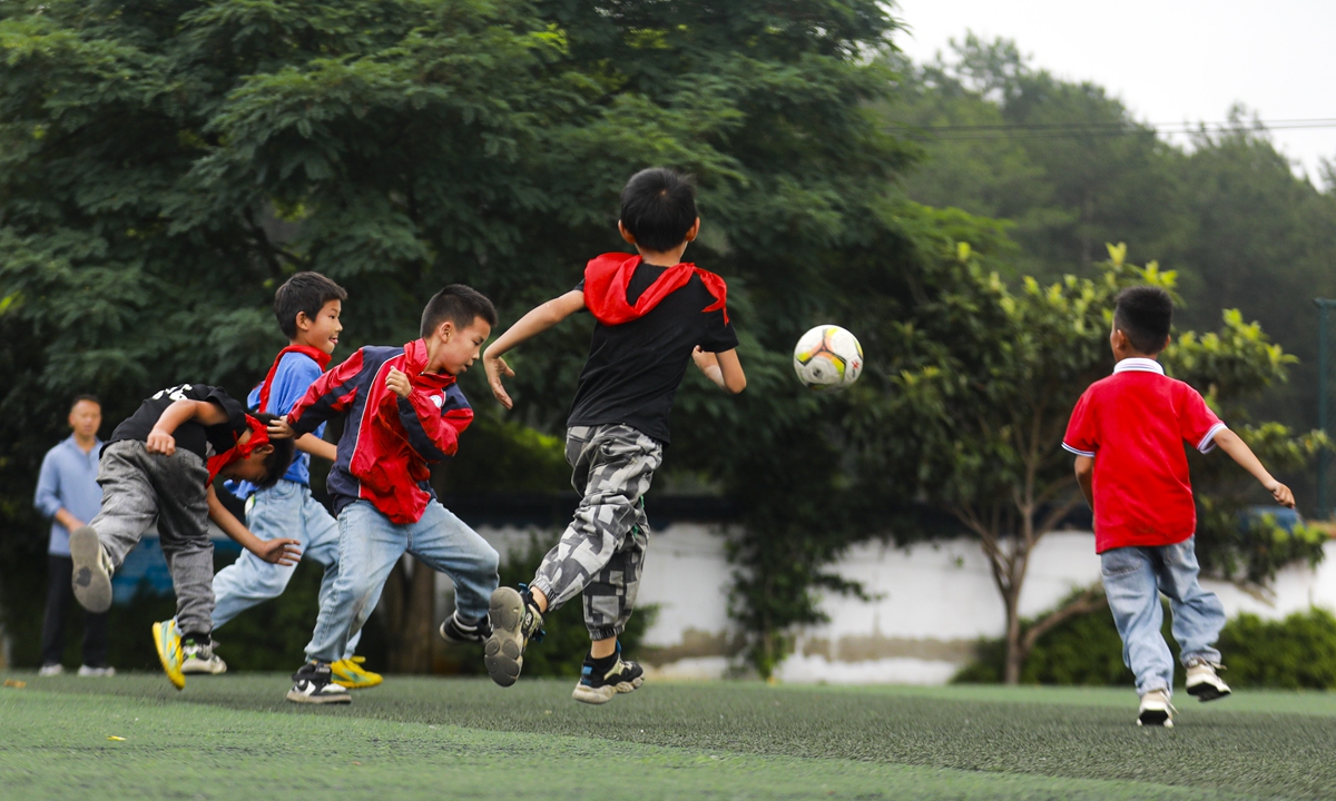 Elementary school students play soccer in Bijie, Southwest China's Guizhou Province. In recent years, their school has introduced soccer to the campus, allowing children to develop an interest in the sport, experience its charm, and improve their physical fitness. Photo: VCG