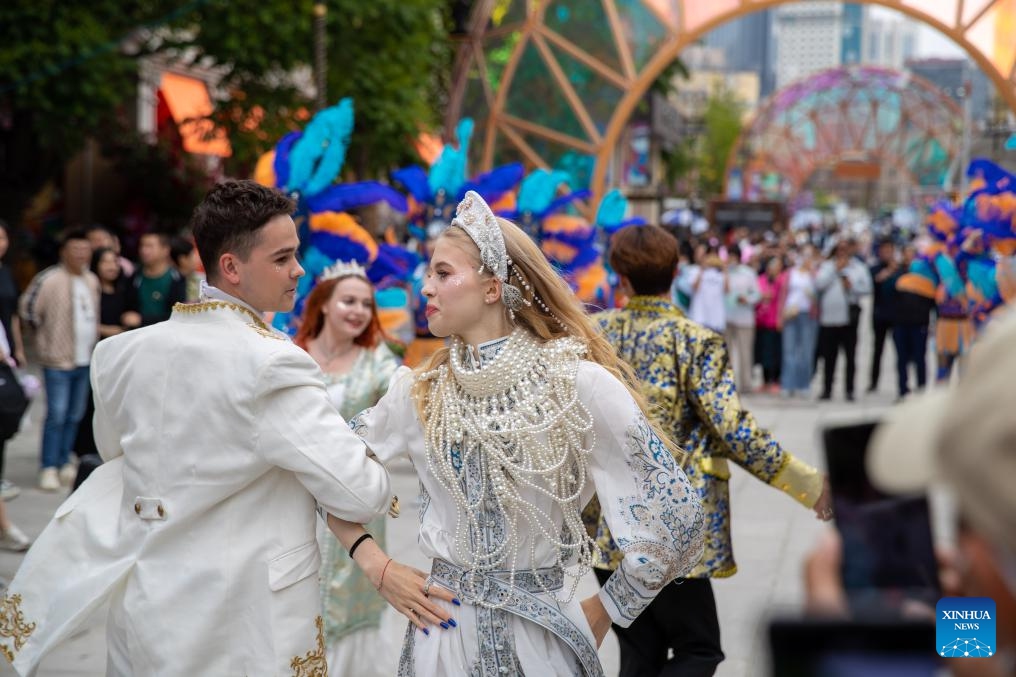 People watch dance performance at the Russian style street in Dalian, northeast China's Liaoning Province, May 25, 2024. In recent years, Liaoning has integrated natural and cultural resources to develop the cultural tourism industry and further release the potential of cultural tourism consumption.(Photo: Xinhua)