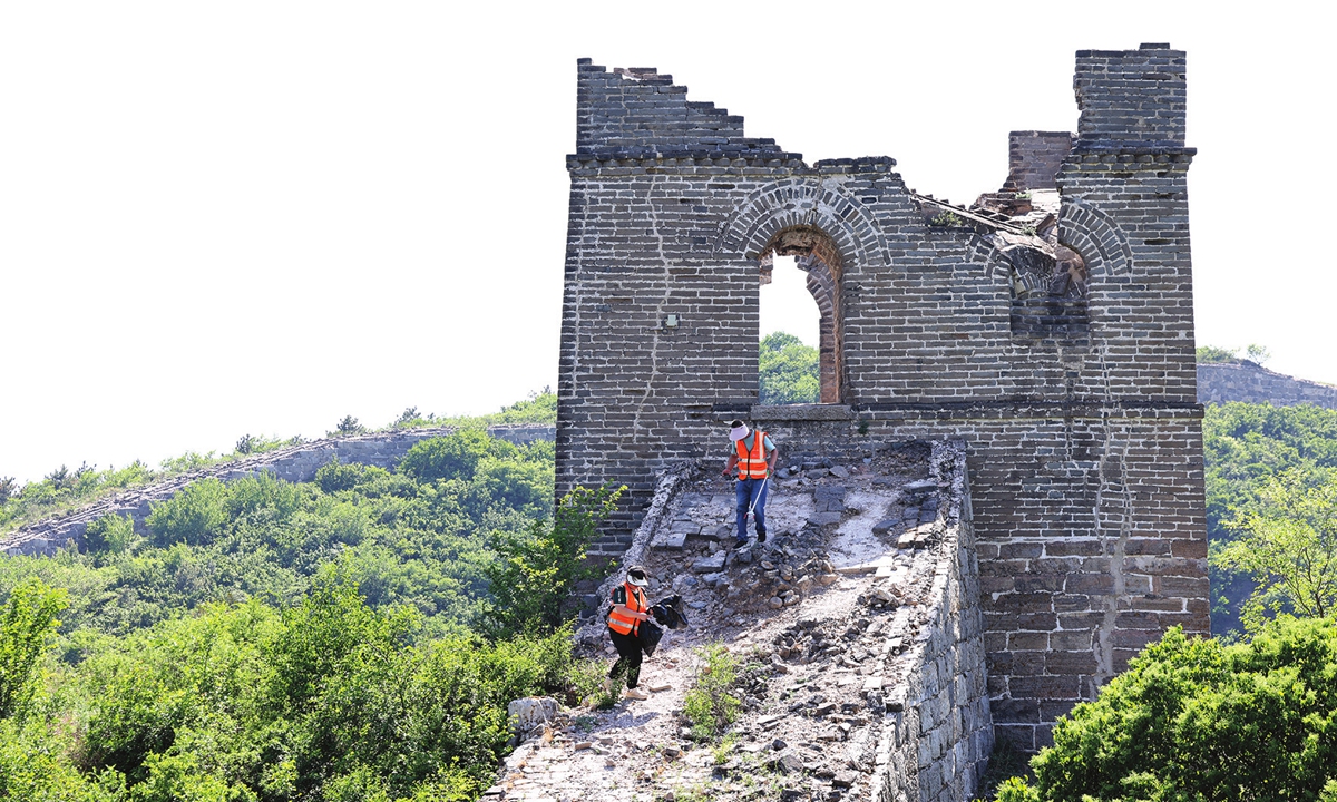 Volunteers from Shixia village check the condition of the Great Wall. Photo: VCG