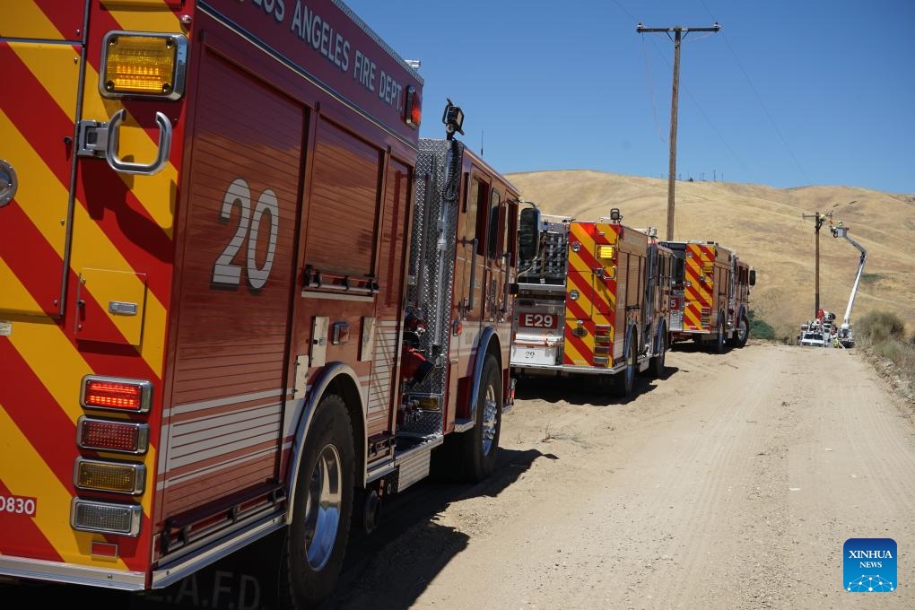 Emergency crew members work to restore electricity lines at the site where wildfires broke out in Gorman, about 100 km north of Los Angeles, California, the United States, on June 17, 2024. Firefighters are continuing to battle a string of wildfires across the western U.S. state of California on Monday amid high temperatures, lower humidity and strong winds.(Photo: Xinhua)