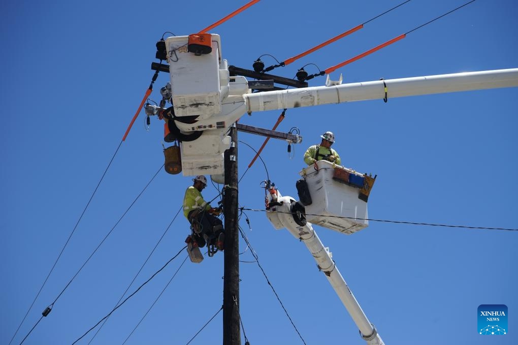 Emergency crew members work to restore electricity lines at the site where wildfires broke out in Gorman, about 100 km north of Los Angeles, California, the United States, on June 17, 2024. Firefighters are continuing to battle a string of wildfires across the western U.S. state of California on Monday amid high temperatures, lower humidity and strong winds.(Photo: Xinhua)