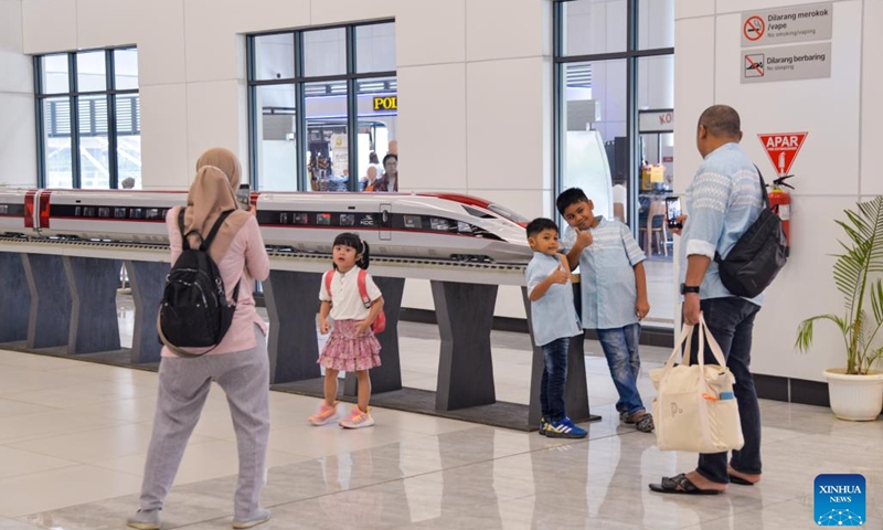 Children pose for photos with a model of a high-speed electrical multiple unit (EMU) train of the Jakarta-Bandung high-speed railway at the waiting hall of Halim Station in Jakarta, Indonesia, June 17, 2024. The Jakarta-Bandung High-Speed Railway (HSR) marked its eight months of operation on Monday with a total of 3.54 million passengers transported, said PT Kereta Cepat Indonesia-China (KCIC), a joint venture consortium between Indonesian and Chinese state-owned firms that constructs and runs the HSR.(Photo: Xinhua)