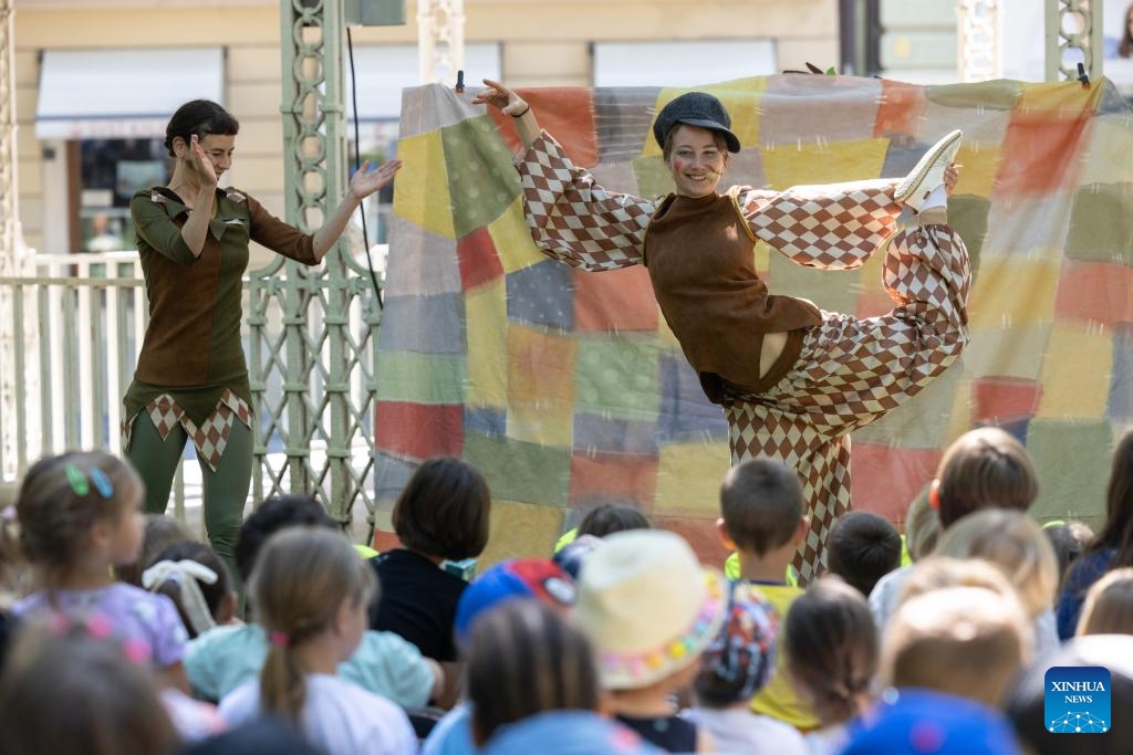 Children watch a performance during the international festival of contemporary clown and new circus in Ljubljana, Slovenia, on June 17, 2024. The international festival of contemporary clown and new circus is held here from June 17 to June 23.(Photo: Xinhua) 