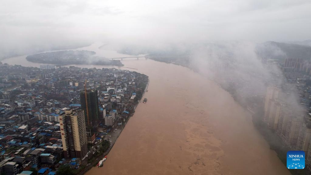 An aerial drone photo taken on June 18, 2024 shows surging water flow in the section of Rongjiang River in Rong'an County, south China's Guangxi Zhuang Autonomous Region. As of 11 a.m. Tuesday, torrential rainfall has elevated the water level in this section of Rongjiang River to 114.79 meters, or 0.19 meters above the alert line.(Photo: Xinhua) 