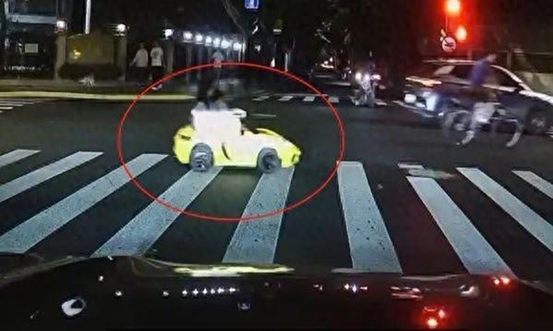 Toy car Photo: screenshot of a footage from an onlooker's dashcam