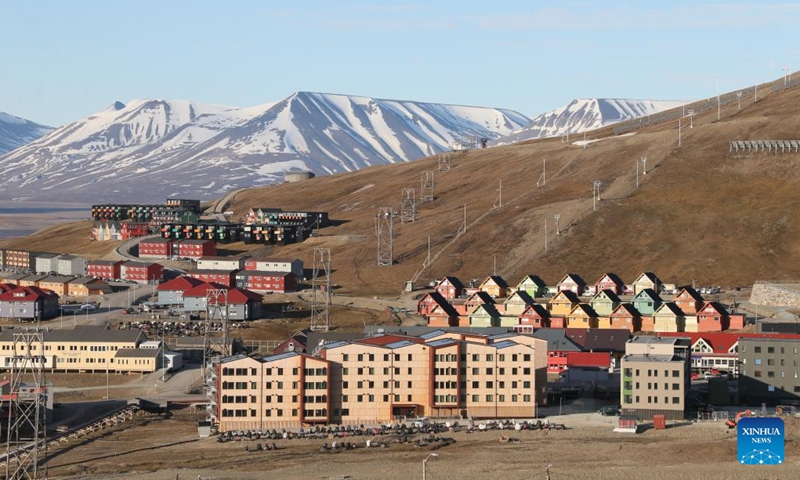 This photo taken on June 18, 2024 shows a midnight view in Longyearbyen in Svalbard, Norway. Longyearbyen is situated within the Svalbard archipelago at a latitude of approximately 78 degrees north, about 1,300 kilometers from the North Pole. As one of the northernmost towns on Earth, Longyearbyen has four months of continuous daylight and four months of lasting darkness each year. (Photo: Xinhua)