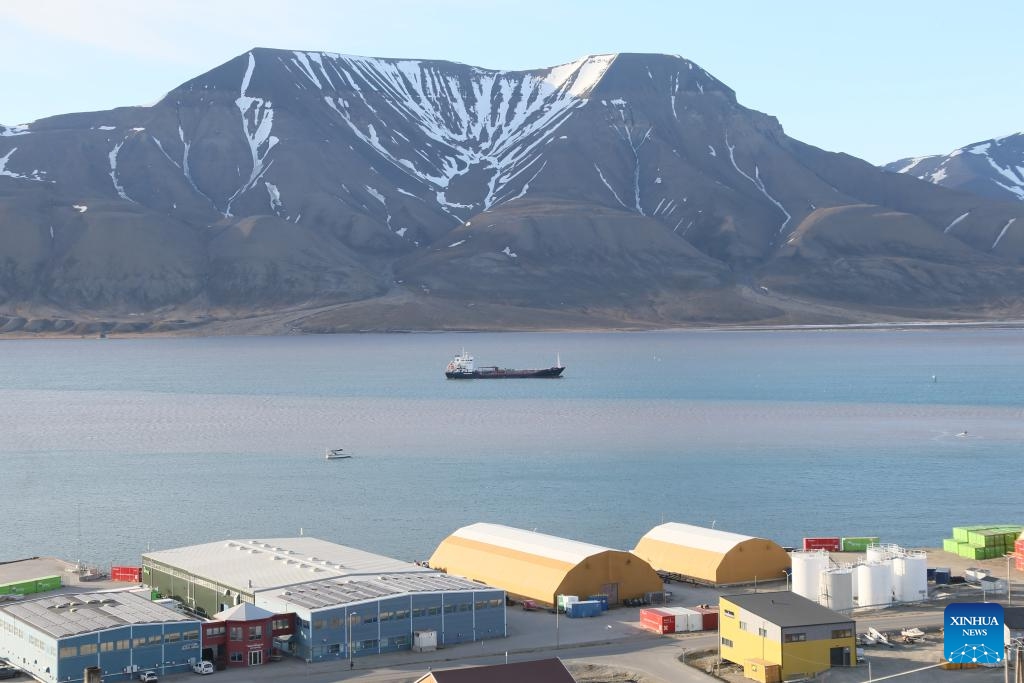 This photo taken on June 18, 2024 shows a midnight view in Longyearbyen and the nearby bay in Svalbard, Norway. Longyearbyen is situated within the Svalbard archipelago at a latitude of approximately 78 degrees north, about 1,300 kilometers from the North Pole. (Photo: Xinhua)