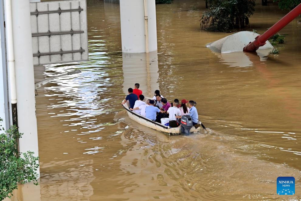 Policemen evacuate flood-stranded residents in Liuzhou City, south China's Guangxi Zhuang Autonomous Region, June 19, 2024. Due to heavy rainfall, water level at the Liuzhou hydrological station on the Liujiang River in Guangxi rose to 86.3 meters at 9:40 a.m. Wednesday, exceeding the alert line by 3.8 meters.(Photo: Xinhua)