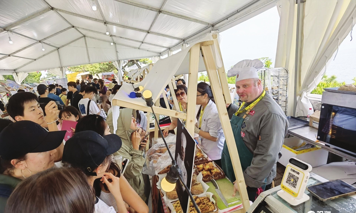 Visitors check out French cuisine at the French Music Festival Maidao Beats & Bites in Qingdao, East China's Shandong Province, on June 16, 2024. Photo: Qingdao Daily