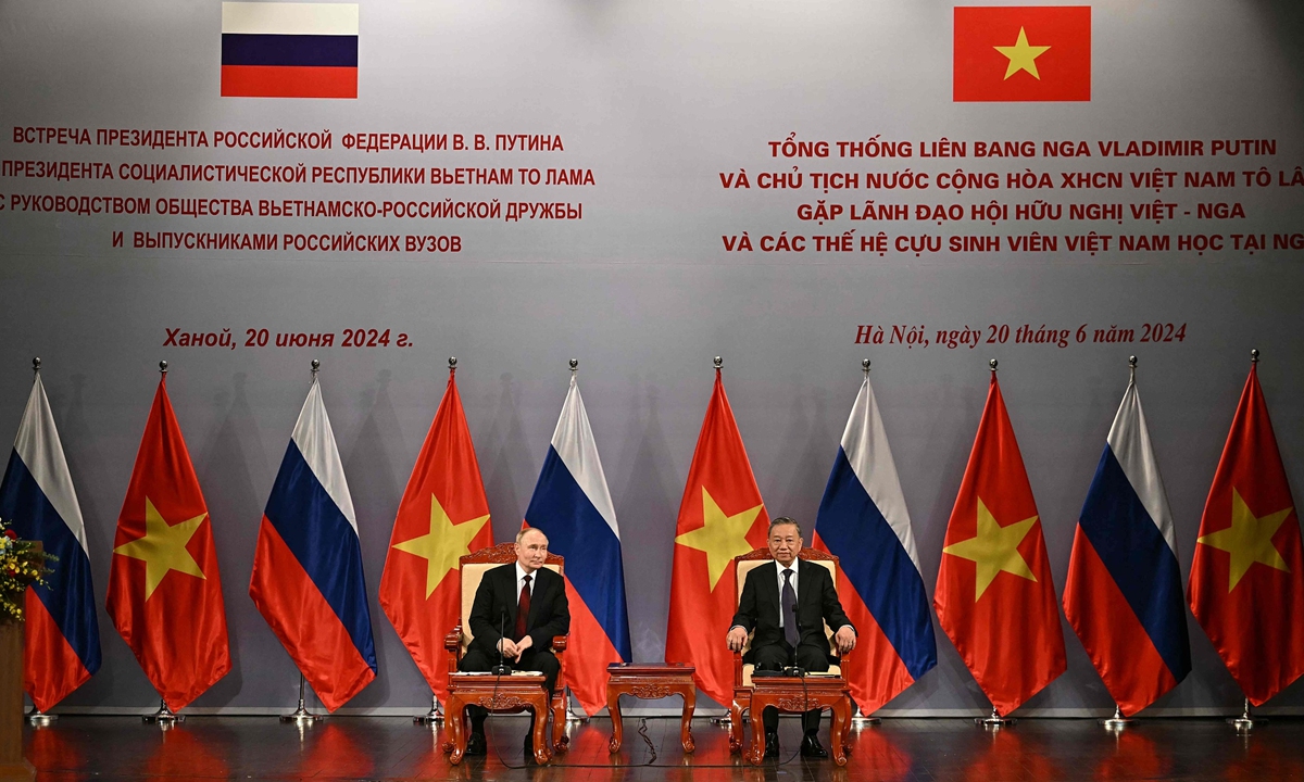 Russia's President Vladimir Putin (L) and Vietnam's President To Lam (R) take part in an event attended by the Vietnam Friendship Association and generations of Vietnamese alumni that studied in Russia at the Hanoi Opera House in Hanoi on June 20, 2024. Photo: VCG