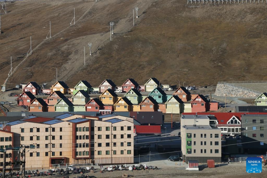 This photo taken on June 18, 2024 shows a midnight view in Longyearbyen in Svalbard, Norway. Longyearbyen is situated within the Svalbard archipelago at a latitude of approximately 78 degrees north, about 1,300 kilometers from the North Pole. (Photo: Xinhua)