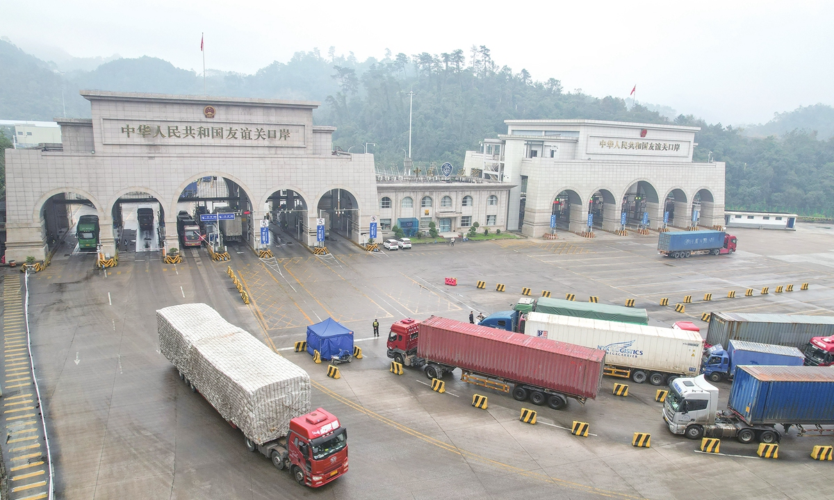 The busy Friendship Pass on the China-Vietnam border Photo: IC