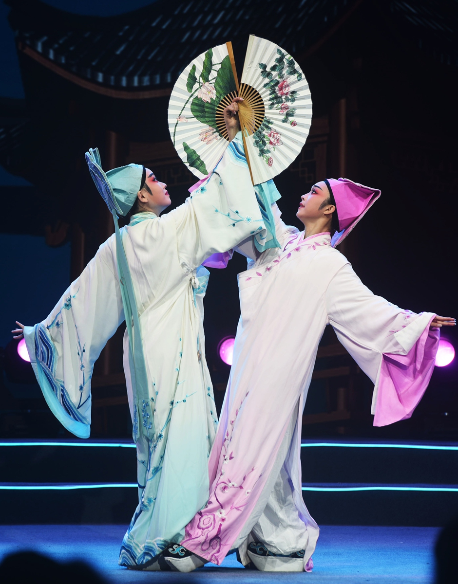Yue Opera actors perform on stage. Photo: VCG