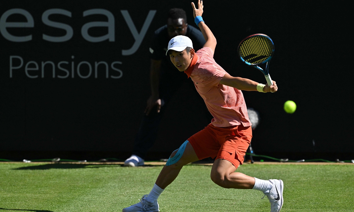 Chinese tennis player Shang Juncheng returns to Argentina's Tomás Martín Etcheverry during their men's singles round of 32 match at the Rothesay Eastbourne International tennis tournament in Eastbourne, England, on June 24, 2024. Shang won 7-5, 7-6 (7/4). Photo: VCG