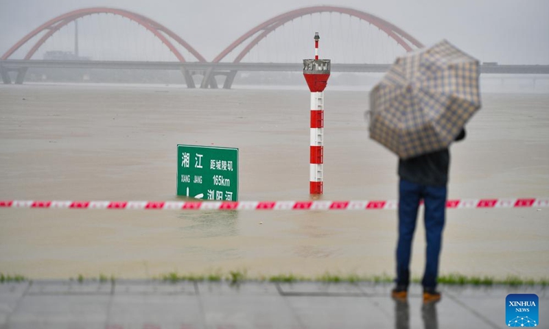 A staff member inspects an embankment in the Changsha section of the Xiangjiang River in Changsha, central China's Hunan Province, June 26, 2024. Due to continuous heavy rainfall, water level recorded at the Changsha hydrological observation station reached to 36.75 meters at 1:32 p.m. on Wednesday, 0.75 meters above the alert line.(Photo: Xinhua)