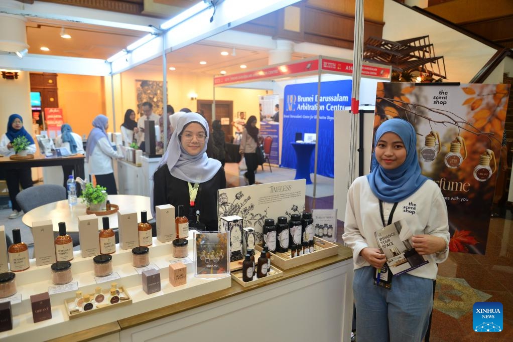 Staff members of a local enterprise showcase perfume products at the 29th Consumer Fair of Brunei in Bandar Seri Begawan, the capital city of Brunei, June 26, 2024. The 29th Consumer Fair of Brunei opened at the International Convention Center on Wednesday, along with the Thailand Grand Fair and other events, attracting over 250 exhibitors and nearly 600 booths.(Photo: Xinhua)