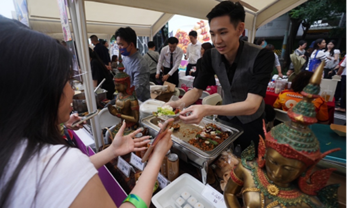 Visitors try Thai cuisine during the Thai Festival in Sanlitun, Beijing on June 21. Photo: beijing.gov.cn 