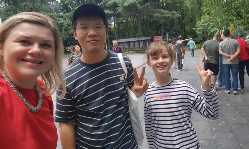 Chengdu-based Chinese tour guide surnamed Li and his foreign clients Photo: Courtesy of Li