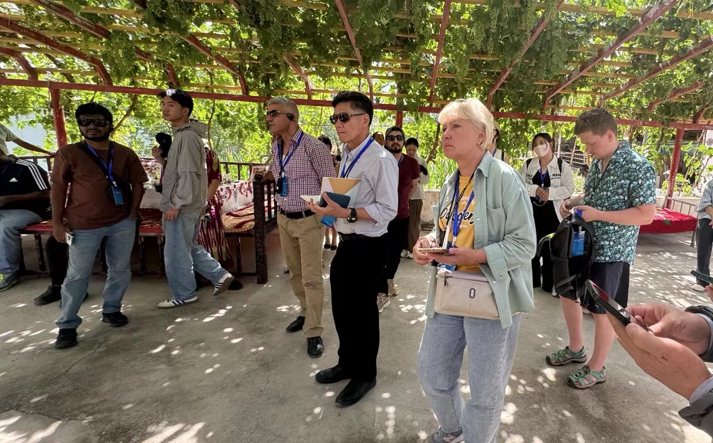 Foreign Journalists visit a rural cooperative of cotton farmers in Xayar county, Northwest China's Xinjiang Uygur Autonomous Region  on June 19. The journalists chat with the farmers and discussed their working conditions . Photo: Chen Qingrui/GT