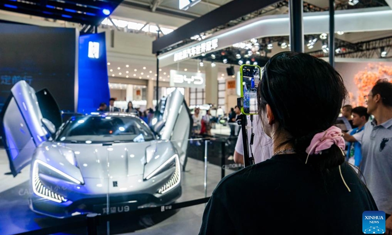 An internet influencer introduces a vehicle via livestreaming at the 25th China Kunming International Automobile Expo in Kunming, southwest China's Yunnan Province, June 27, 2024. The five-day event kicked off at Dianchi International Exhibition Center in Kunming on Thursday, attracting about 100 domestic and international car manufacturers. (Photo: Xinhua)