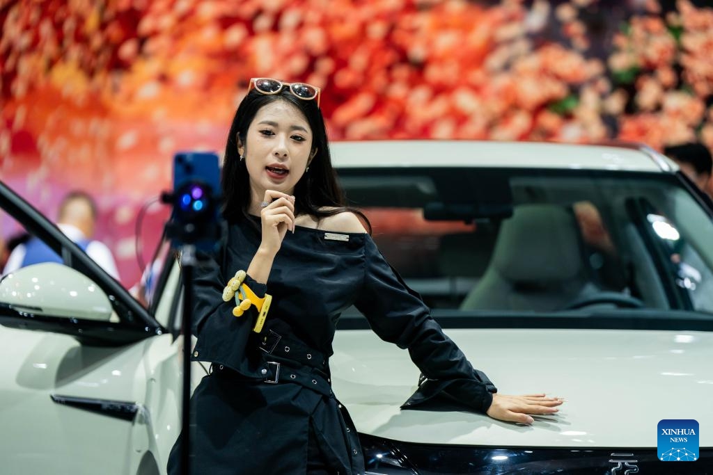 An internet influencer introduces a vehicle via livestreaming at the 25th China Kunming International Automobile Expo in Kunming, southwest China's Yunnan Province, June 27, 2024. The five-day event kicked off at Dianchi International Exhibition Center in Kunming on Thursday, attracting about 100 domestic and international car manufacturers. (Photo: Xinhua)
