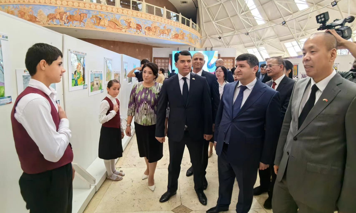 Tajikistani youth representatives guided the audience through the 2024 “Future World” International Youth Art Exhibition, sharing the stories and inspirations behind the artworks.