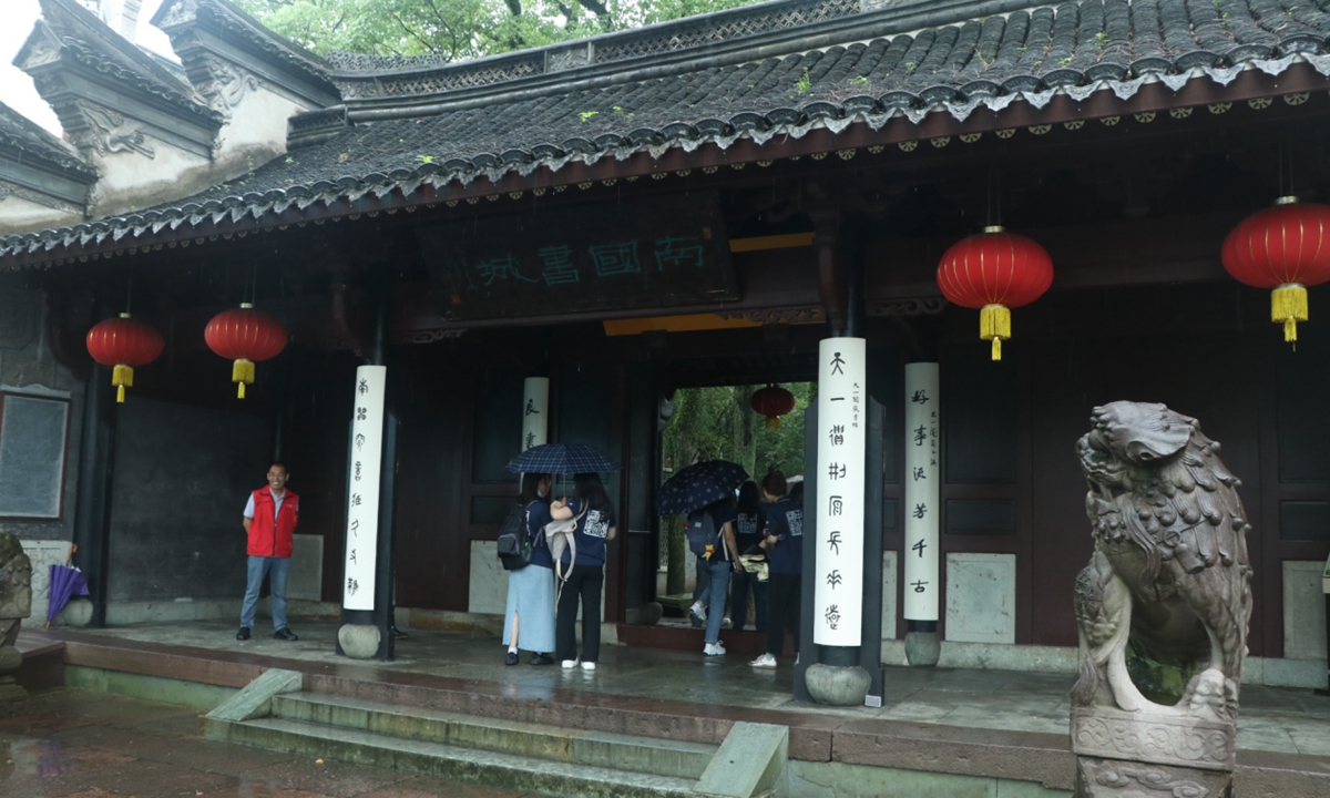 Tourists are seen visiting Tianyige library during the rainy season in Ningbo, East China's Zhejiang Province. Photo: Zhu Xiaoyi