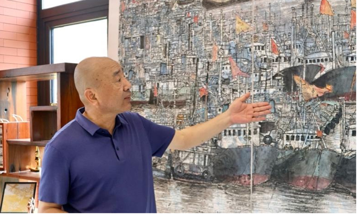 Artist Zhang Gaojun introduces his Chinese painting “Fishing Capital in the Rain,” in Zhoushan, East China’s Zhejiang Province, on June 28, 2024. Photo: Zhang Yang