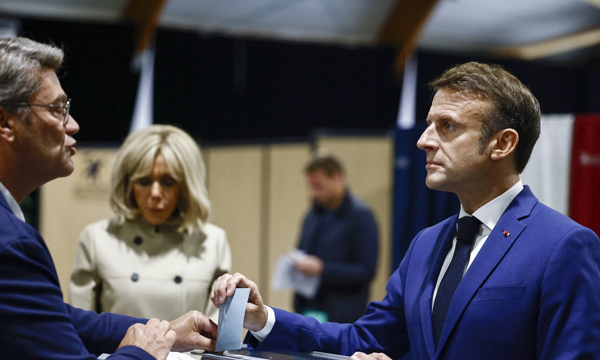Le président français Emmanuel Macron vote au premier tour des élections législatives anticipées françaises, au Touquet-Paris-Plage, dans le nord de la France, le 30 juin 2024. Crédit photo : VCG