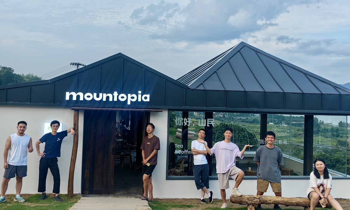 Li Zaipei and his team pose for a group photo in front of their coffee shop in Hengkantou village in Yuyao, East China's Zhejiang Province. Photo: Courtesy of Li