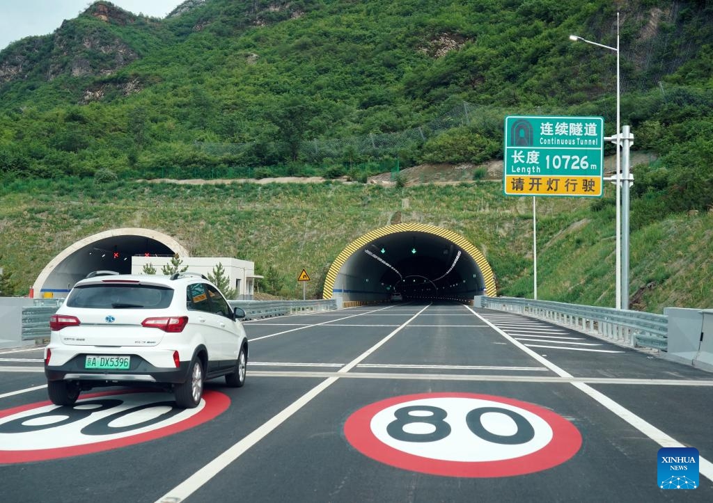 A car runs on the Beijing section of the Beijing-Yuxian Expressway in Beijing, capital of China, July 1, 2024. The Beijing section of the Beijing-Yuxian Expressway officially opened to traffic on Monday, reducing road travel time from the Junzhuang interchange on Beijing's west sixth ring road to Lingshan Mountain from 2 hours to 45 minutes. The expressway section will help lower traffic pressure in both the northwest and the southwest of Beijing.(Photo: Xinhua)