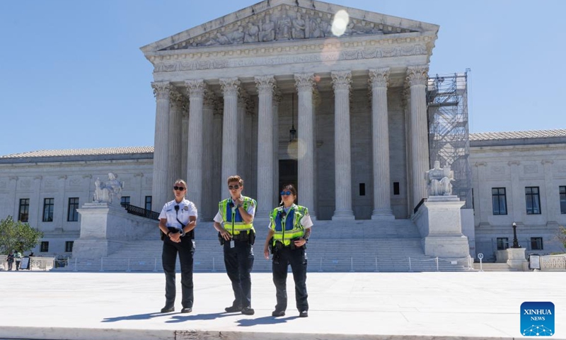 Police officers stand guard in front of the U.S. Supreme Court in Washington, D.C., the United States, on July 1, 2024. U.S. Supreme Court on Monday ruled that former President Donald Trump, the presumptive Republican nominee, has some immunity from criminal charges for trying to reverse the 2020 election results, which makes a trial before election unlikely. Photo: Xinhua