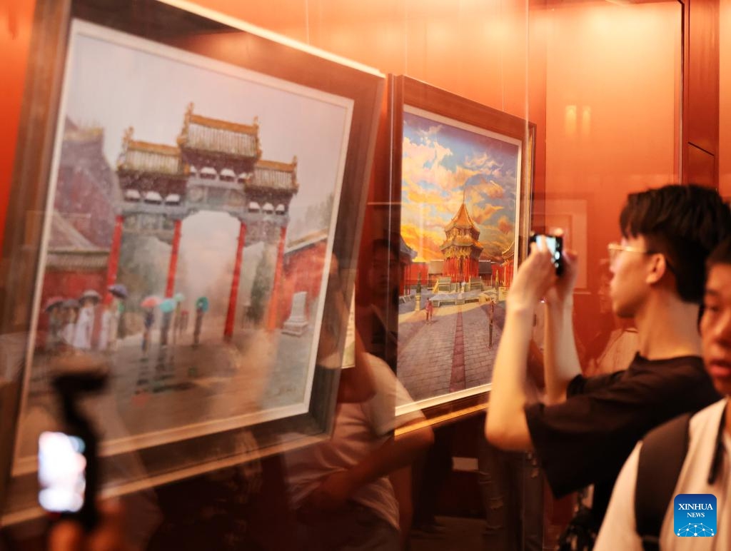 A journalist views a painting exhibition at the Shenyang Palace Museum in Shenyang, northeast China's Liaoning Province, July 2, 2024. A series of exhibitions were held at Shenyang Palace Museum to celebrate the 20th anniversary of its inscription on the World Heritage List. (Photo: Xinhua)