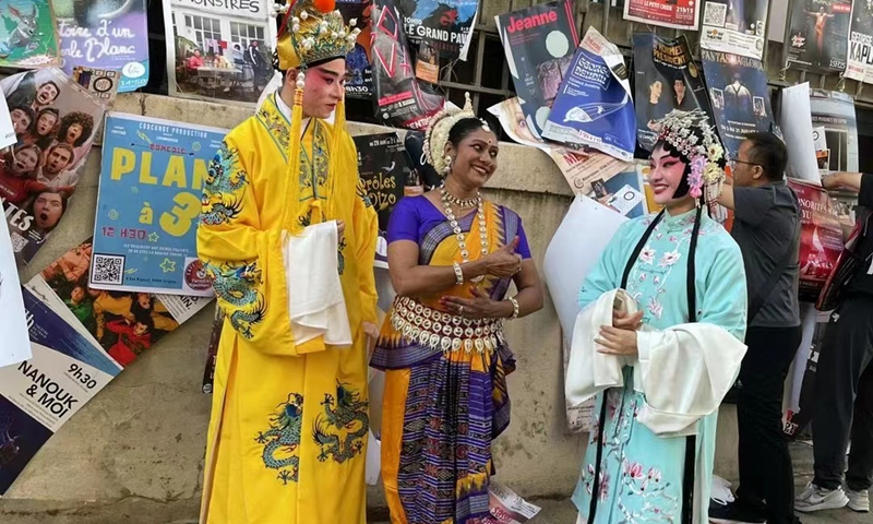 Chinese Henan Opera actors talk to an Indian dancer (center) at the 78th Avignon Festival in France on July 2. Photo: Courtesy of Mu Wen