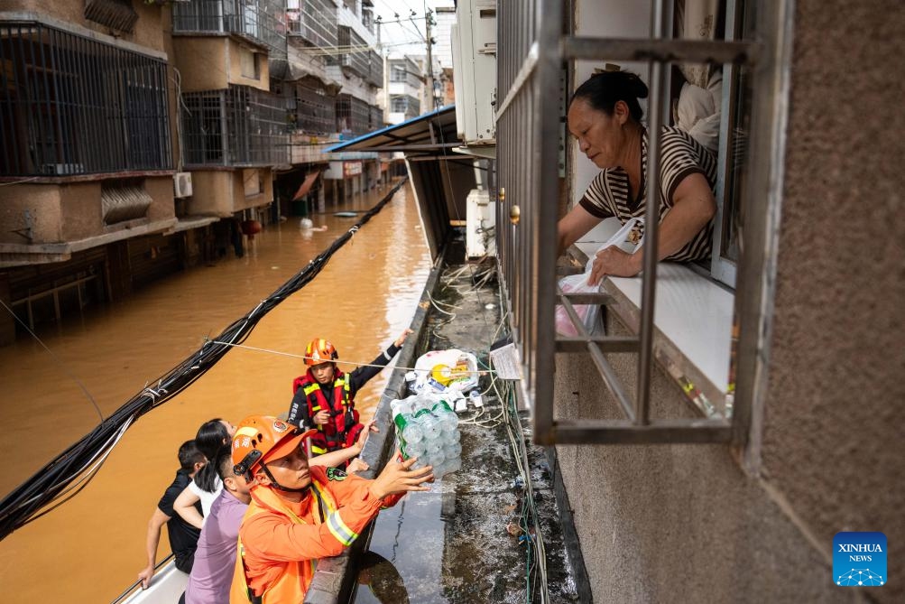 Firefighters dispatch supplies to stranded residents in Pingjiang county, central China's Hunan Province, July 2, 2024. The flooding water in Pingjiang county is gradually declining. As of 6 p.m. on July 2, the water level of Pingjiang watch station of the Miluo River was 76.18 meters, still 5.68 meters above the warning mark, but 1.49 meters lower than the peak level. (Photo: Xinhua)