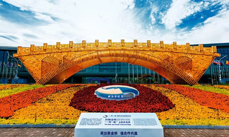 The art installation <em>Golden Bridge on the Silk Road</em> created by Shu Yong Photo: Courtesy of China Pictorial