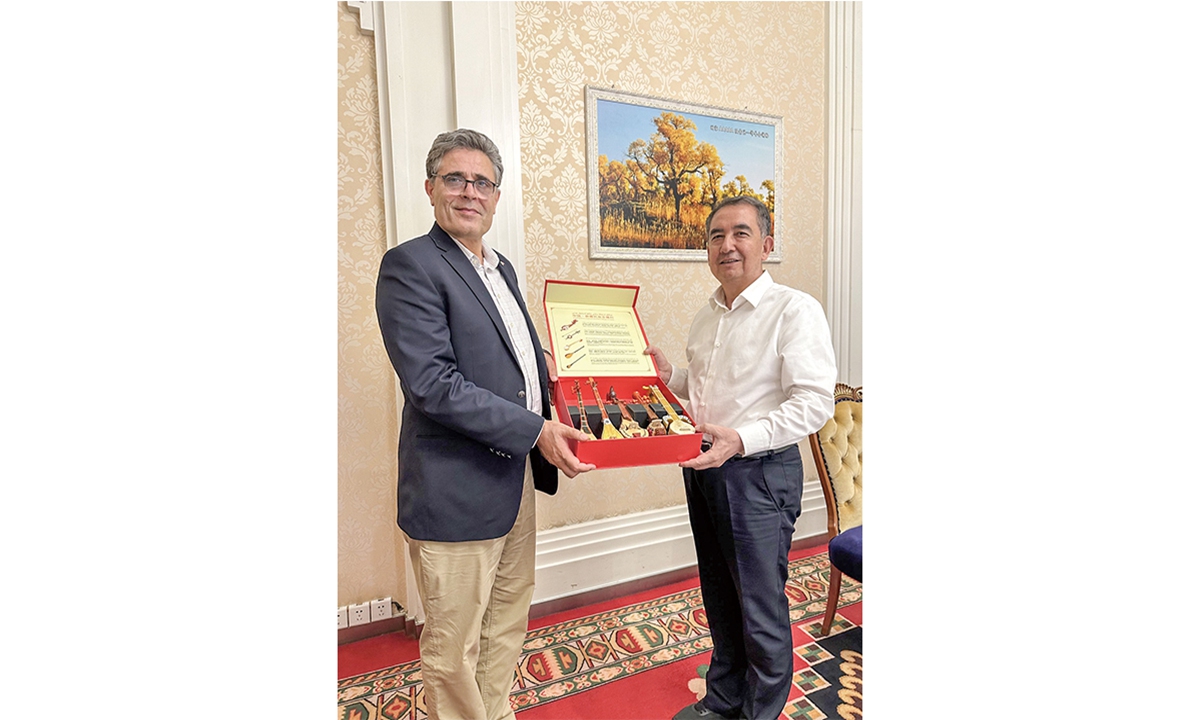 Ambassador Khalil Hashmi (left) and Anivar Tursen, Commissioner of the Kashi Prefecture Photo: Courtesy of the Pakistan Embassy in China