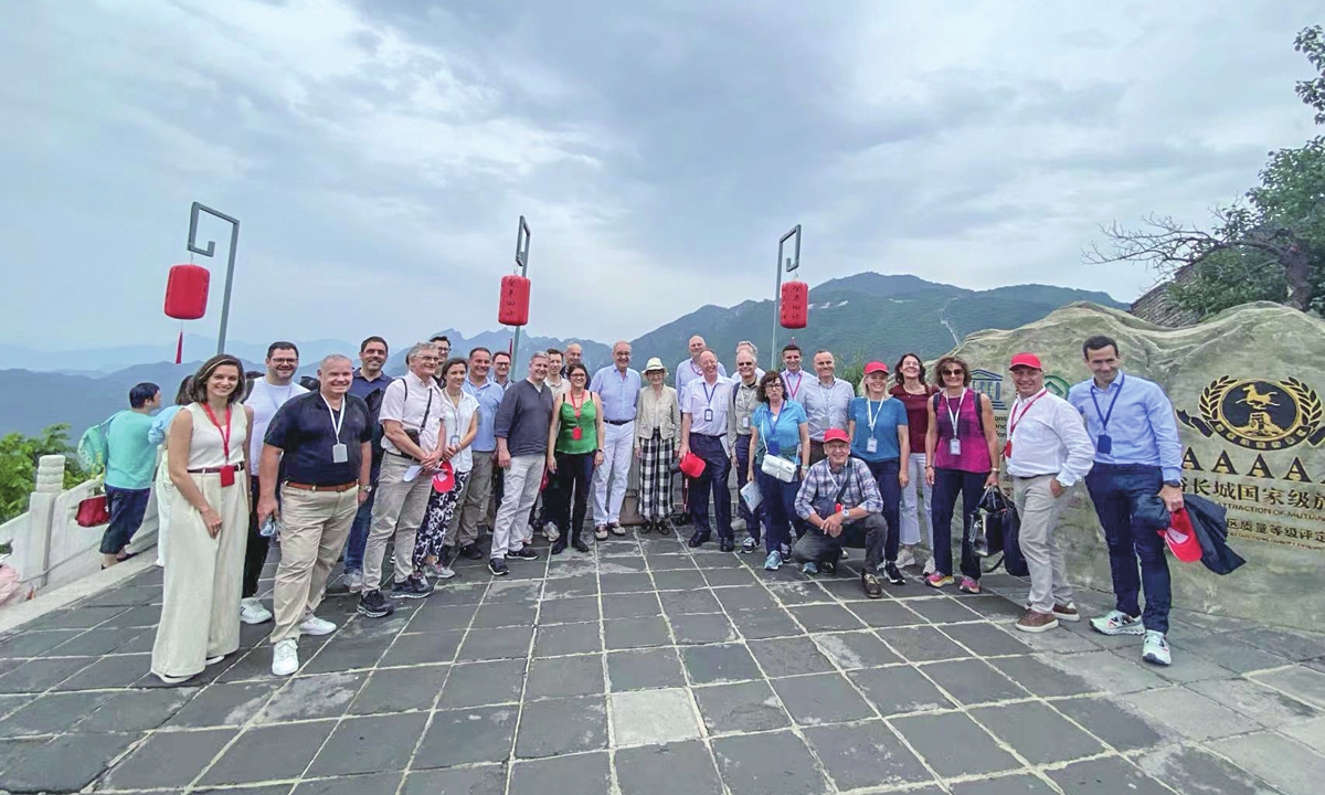 Guy Parmelin and the business and science mission at the Great Wall Photo: Courtesy of the Swiss Embassy in China