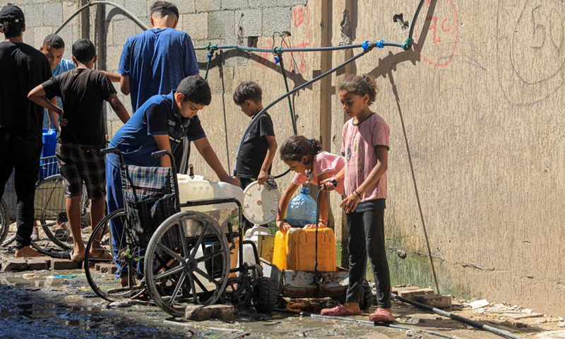 People fetch water in the southern Gaza Strip city of Khan Younis, on July 2, 2024. (Photo: Xinhua)