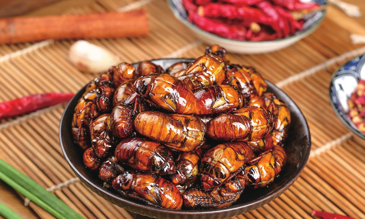 The deep-fried and roasted cicada larvae are popular among food enthusiasts in the night market. Photo: VCG