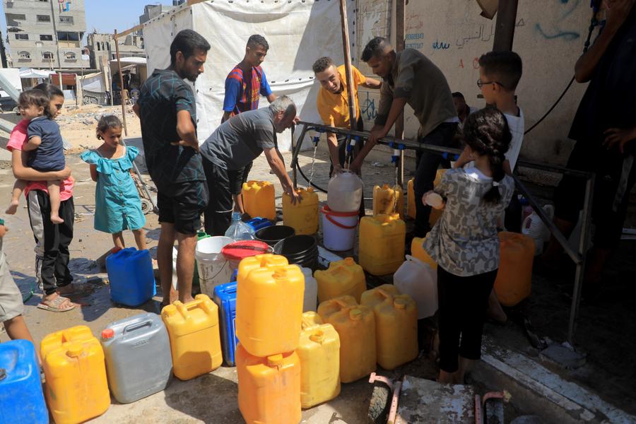 People fetch water in the southern Gaza Strip city of Khan Younis, on July 2, 2024. (Photo: Xinhua)