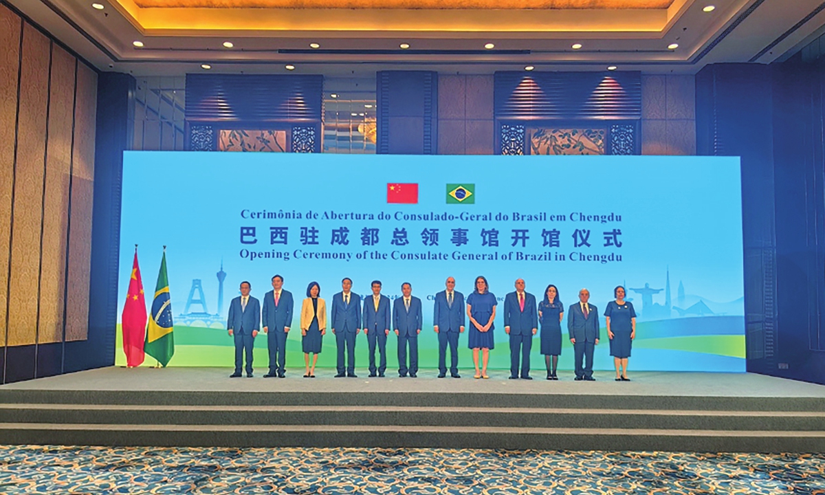 Marcos Galv?o, the Brazilian Ambassador to China (6th from right), poses for a group photo at the opening ceremony in Chengdu, Sichuan Province, on June 27. Photo: Courtesy of the Brazilian Embassy in China