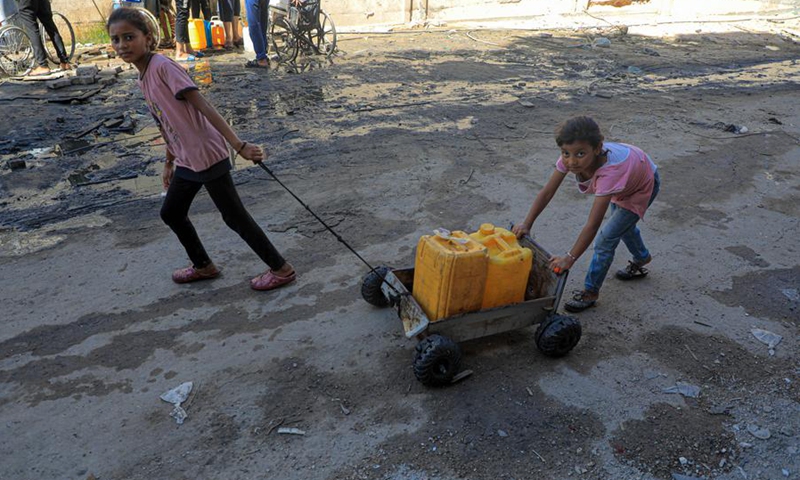 Children leave after fetching water in the southern Gaza Strip city of Khan Younis, on July 2, 2024. (Photo: Xinhua)